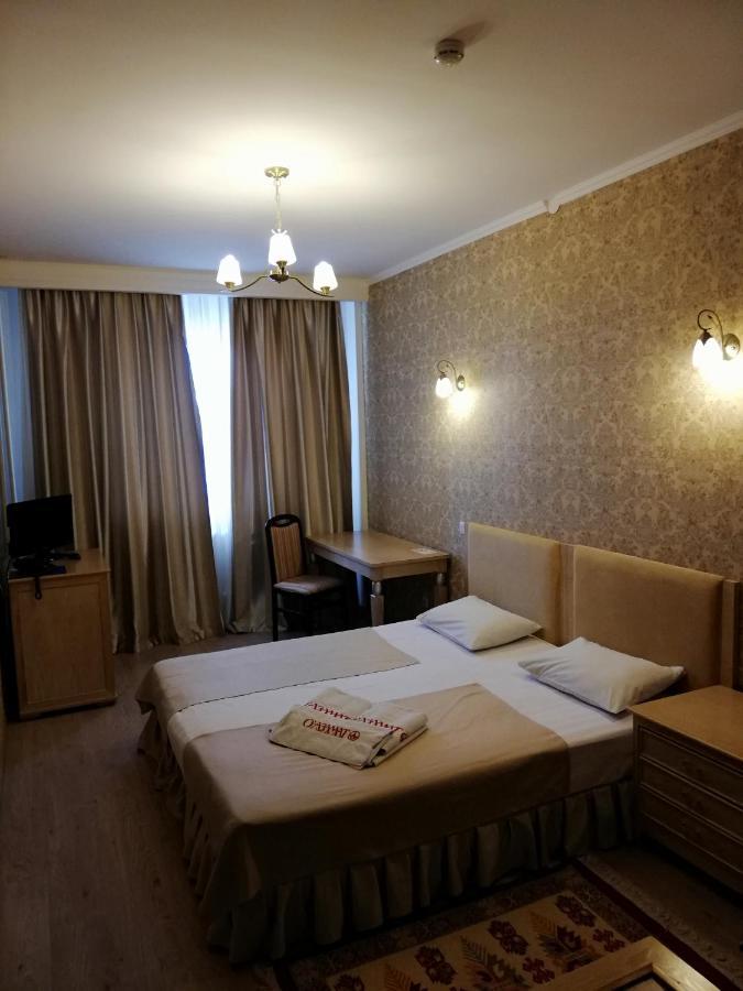 O Azamat Astana Exterior foto