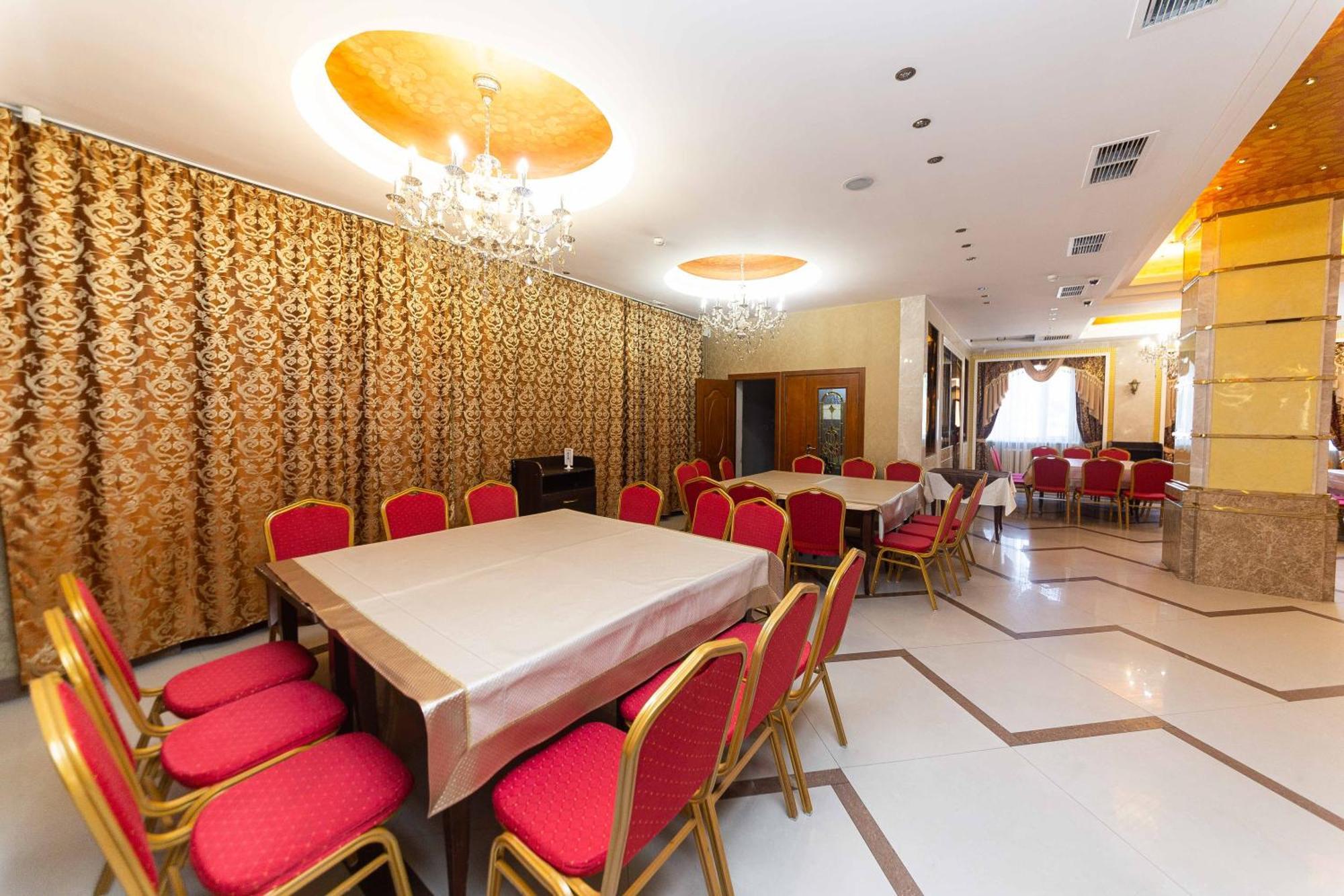 O Azamat Astana Exterior foto