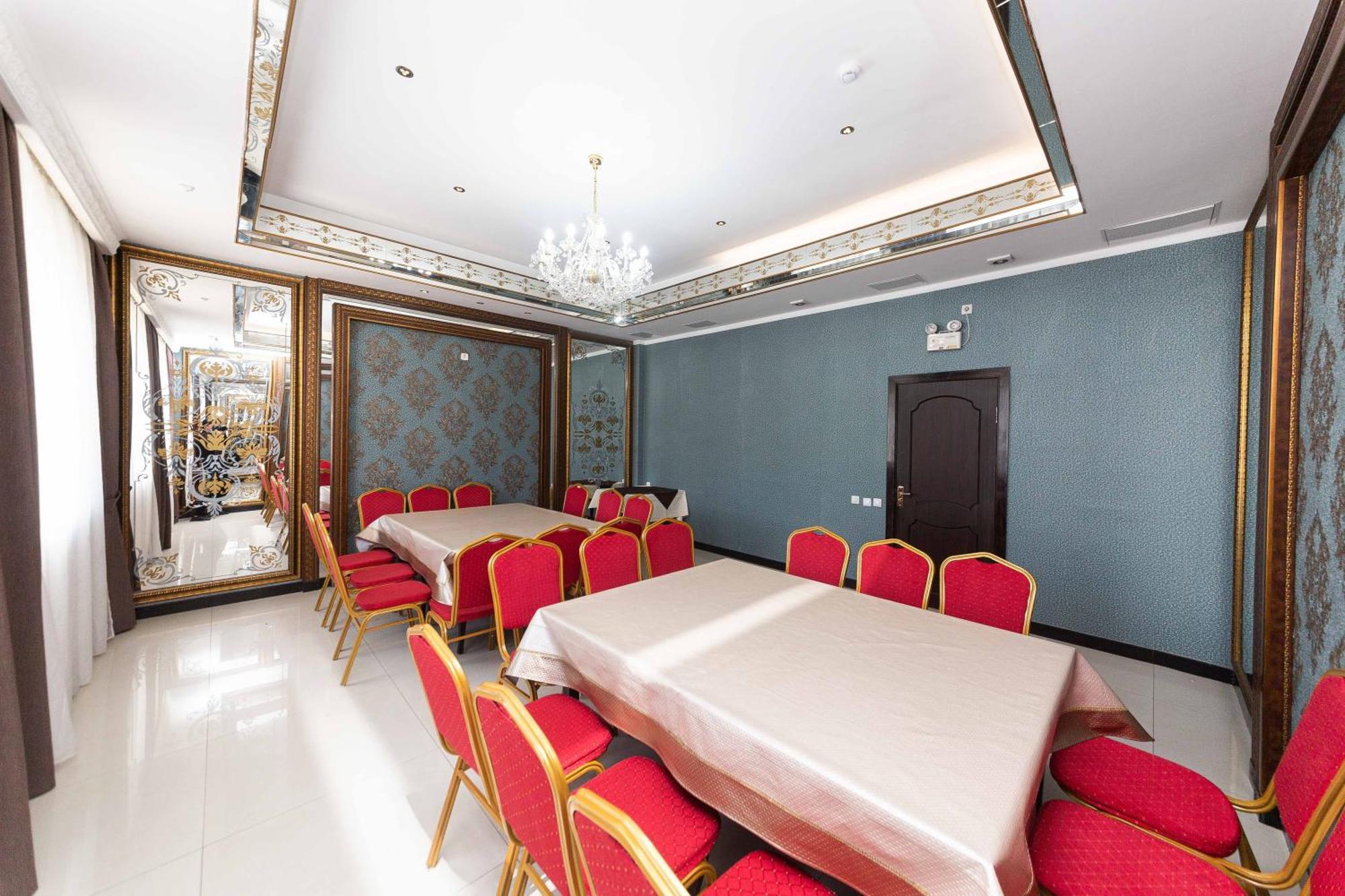 O Azamat Astana Exterior foto