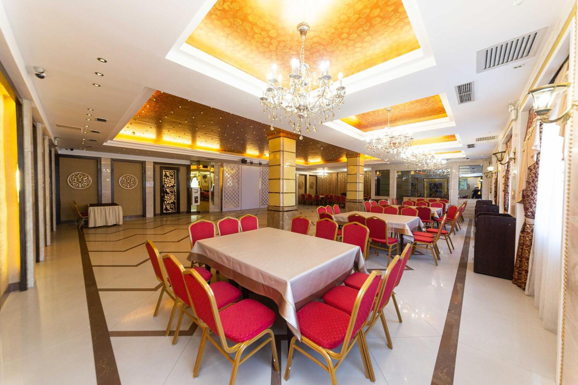O Azamat Astana Exterior foto