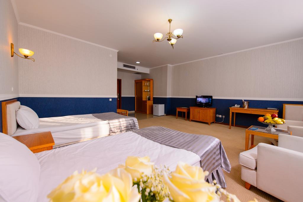 O Azamat Astana Exterior foto